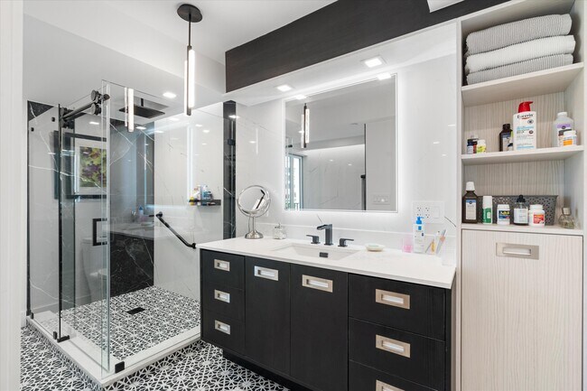 Building Photo - 120 SE 5th Ave