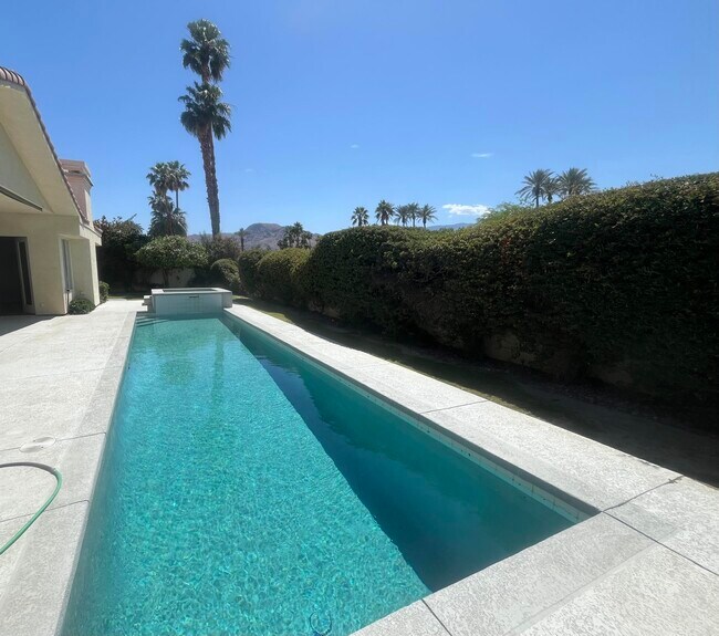 Building Photo - 11 Mission Palms Dr W
