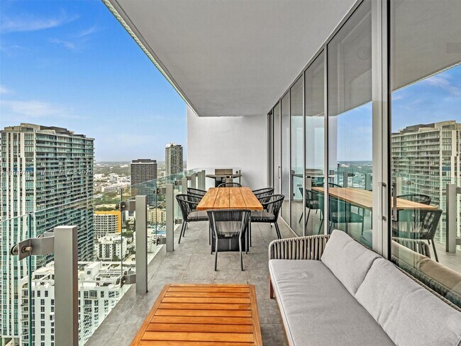 Building Photo - 700 NE 26th Terrace