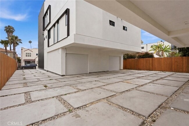 Building Photo - 1430 Cloverdale Ave