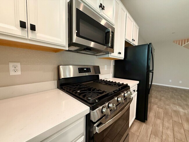 Building Photo - 3 BED 2.5 BATH 2 CAR GARAGE MODERN TOWNHOM...