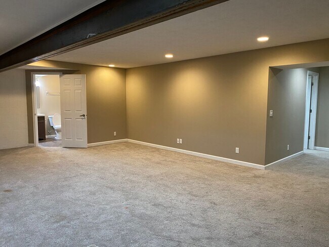 Building Photo - Gorgeous Elkhorn 4 Bed 3 Bath Home!