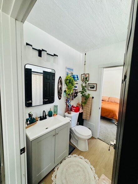 Private Bath - 116 30th St