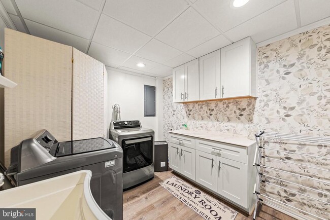 Building Photo - 1249 Lakeview Dr