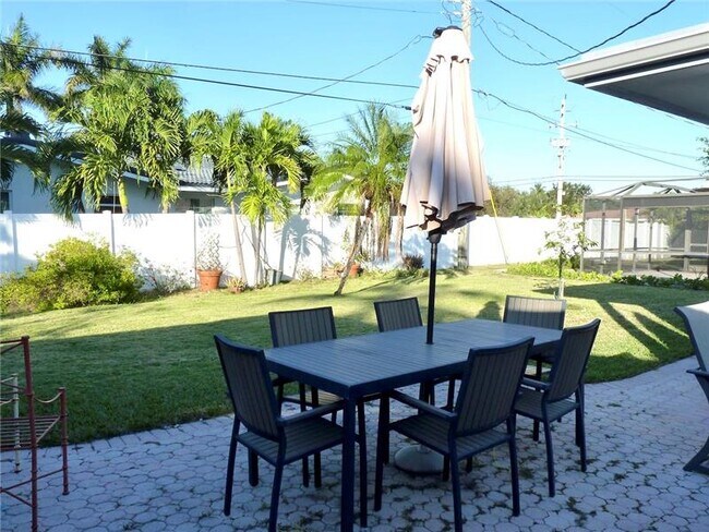 Building Photo - 1433 SE 5th Ct