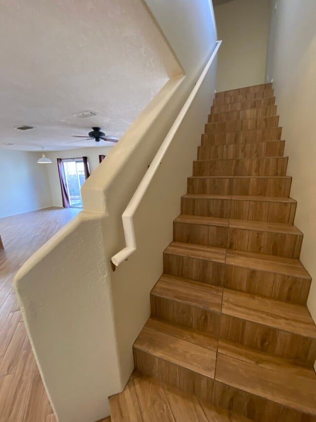Building Photo - 3 bed 2.5 bath