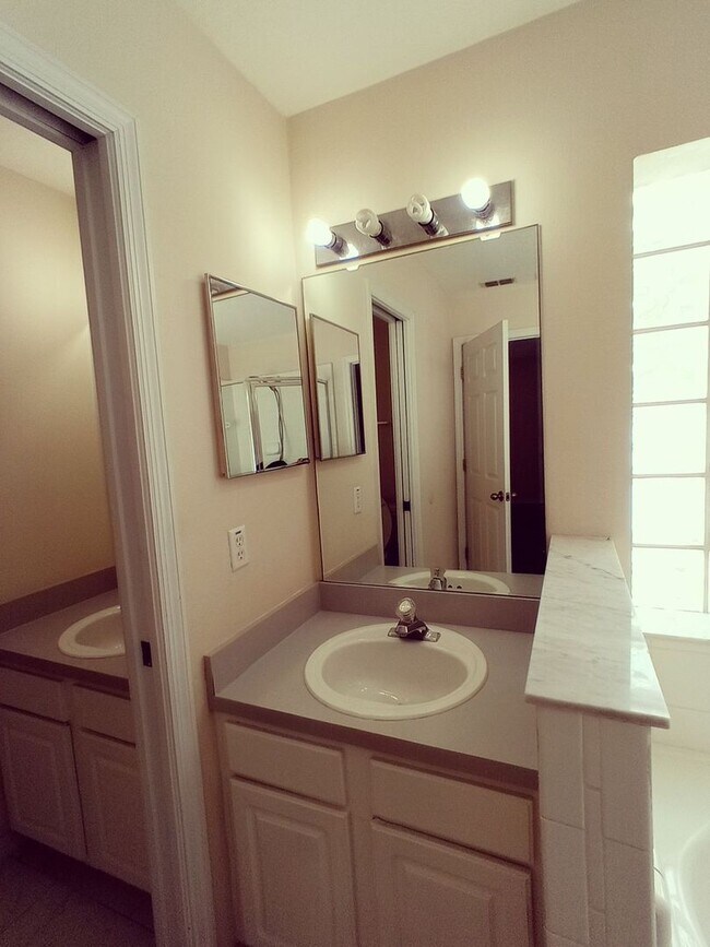 Building Photo - 17411 Woodcrest Way