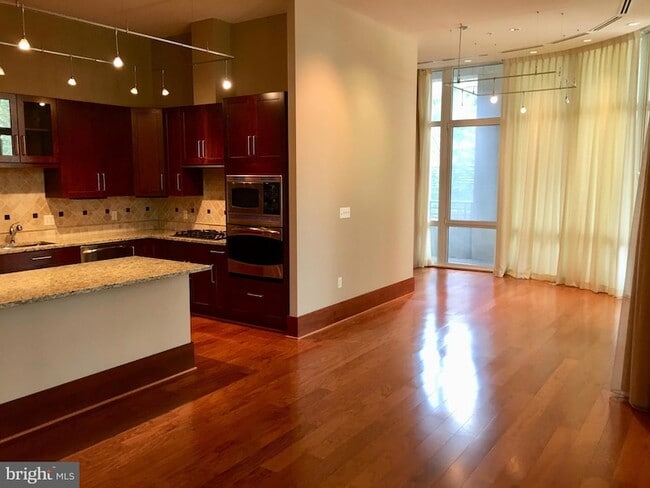 Building Photo - 8220 Crestwood Heights Dr