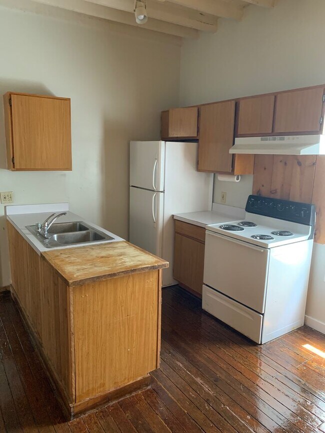 Building Photo - Off Street Parking on Park Ave-Available A...