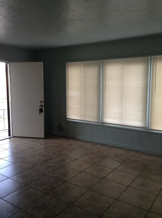 Building Photo - Cute Duplex front unit available