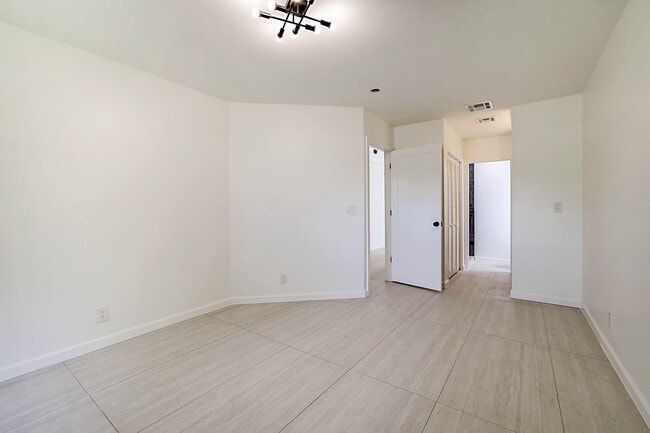 Building Photo - 320 NE 42nd St