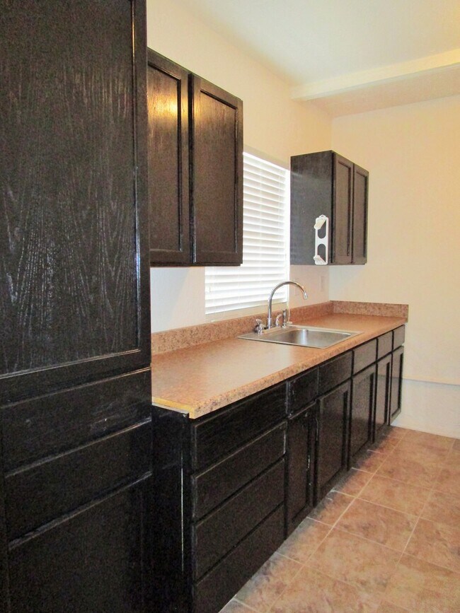 Building Photo - Cute One Bedroom House