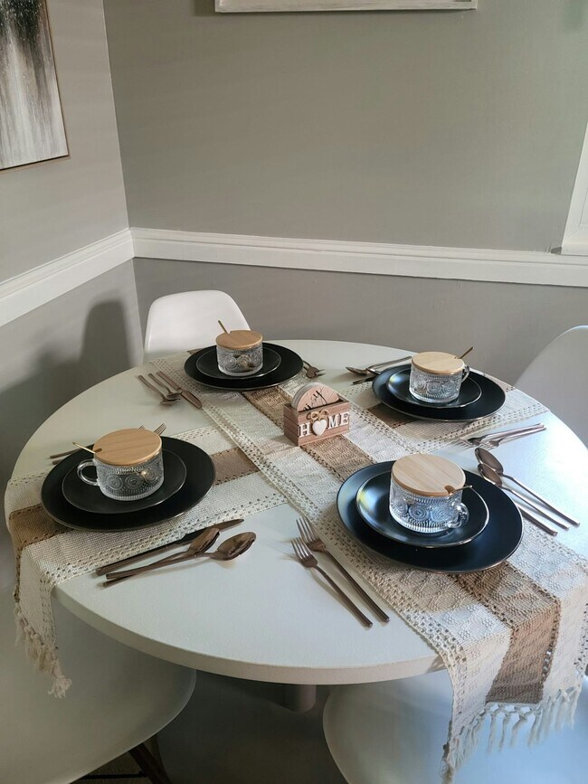 Building Photo - 4880 Barclay Square Dr