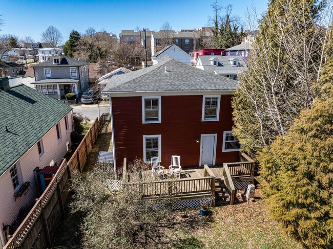 Building Photo - Walk to Main Street Restaurants and Downtown! Charming home, just like grandma's house!