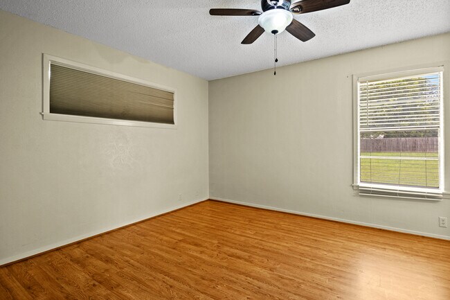 Building Photo - 905 N Johnson Ave