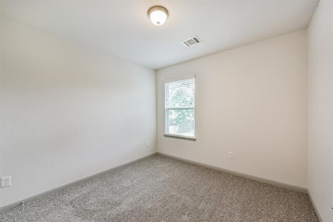 Building Photo - 914 Shady Ln