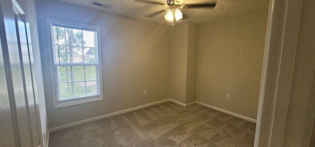 Building Photo - New Listing