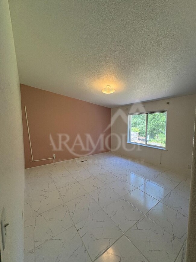 Building Photo - Spacious 3 Bedroom 2 Bathroom with yard space!