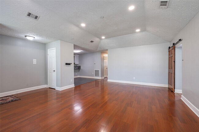 Building Photo - 407 Juniper Ct