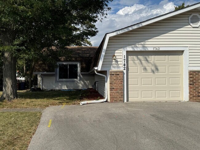 Primary Photo - 1742 Amherst Cir