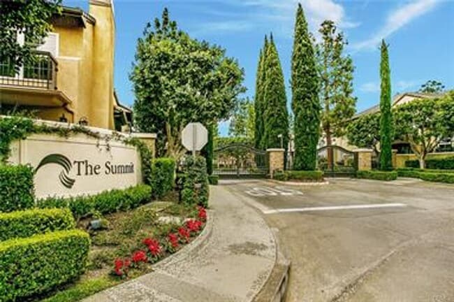 Building Photo - Gorgeous interior tract townhouse in the desirable gated Summit community