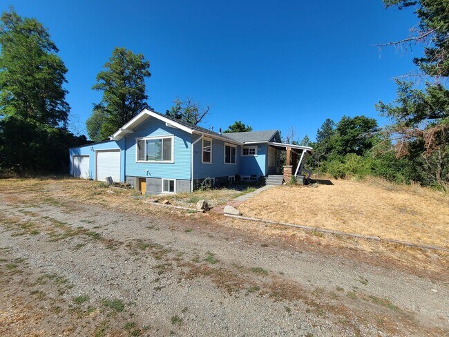 Building Photo - $2,200- 4 Bed / 2 Bath House on an Almost ...