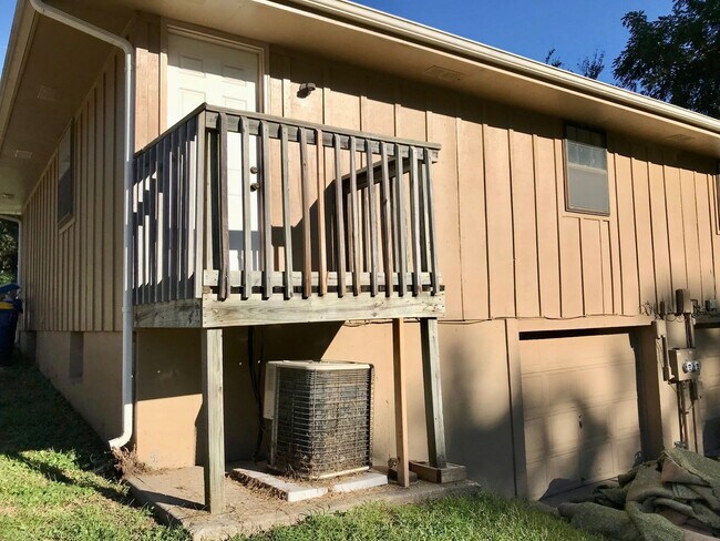 Building Photo - Fresh & Updated 1/2 Duplex