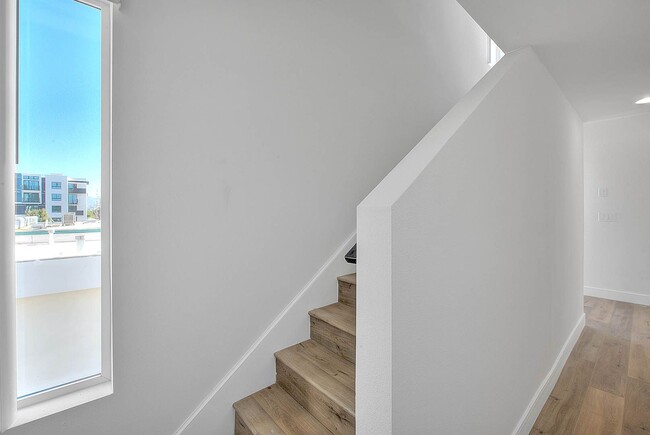 Building Photo - Luxury 2 & 4 Bed Townhomes in NoHo!