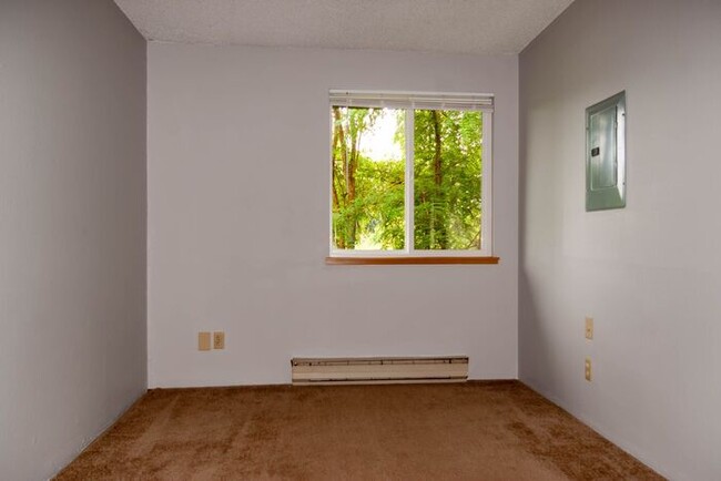 Building Photo - 2 bedroom unit only 5 minutes from downtow...