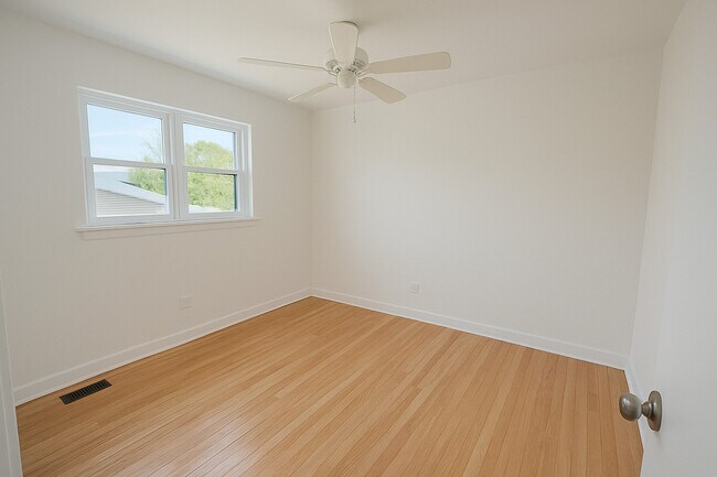 Building Photo - 1215 Balmoral Ave