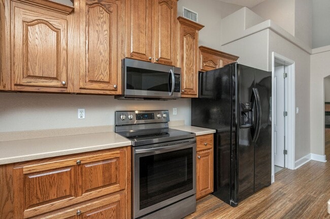 Building Photo - Spacious Home in Navarre!