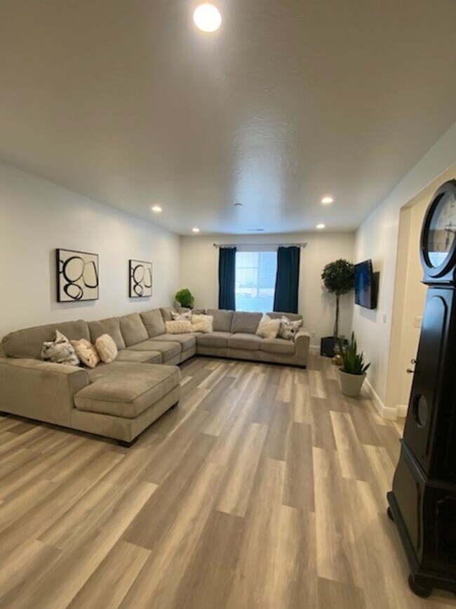 Building Photo - Ivory Town Home in Escondido Community!
