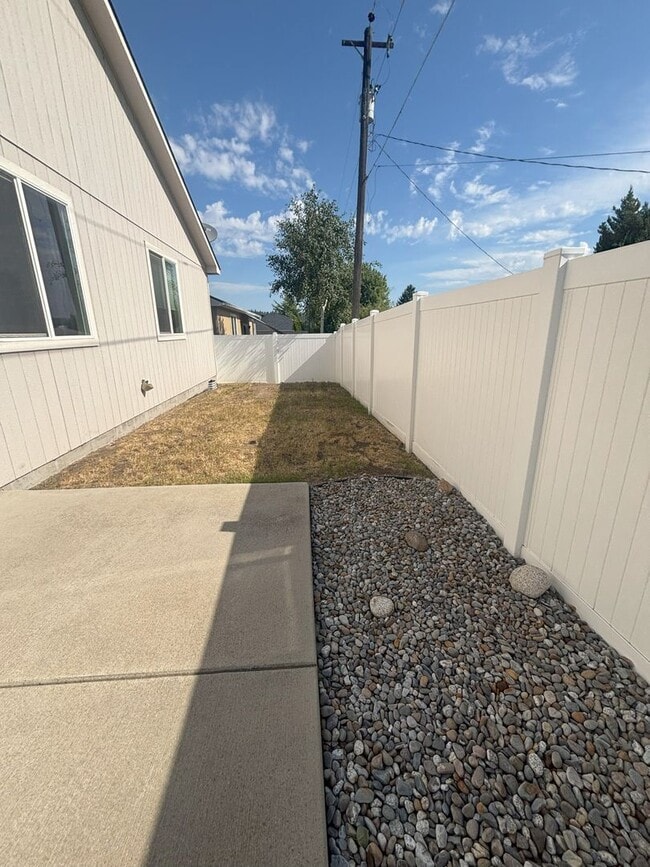 Building Photo - Beautifully Maintained 3-Bed, 2-Bath Home ...