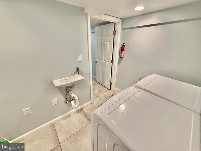 Building Photo - 4020 Grant St NE