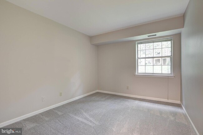 Building Photo - 5906 Cove Landing Road Unit 102