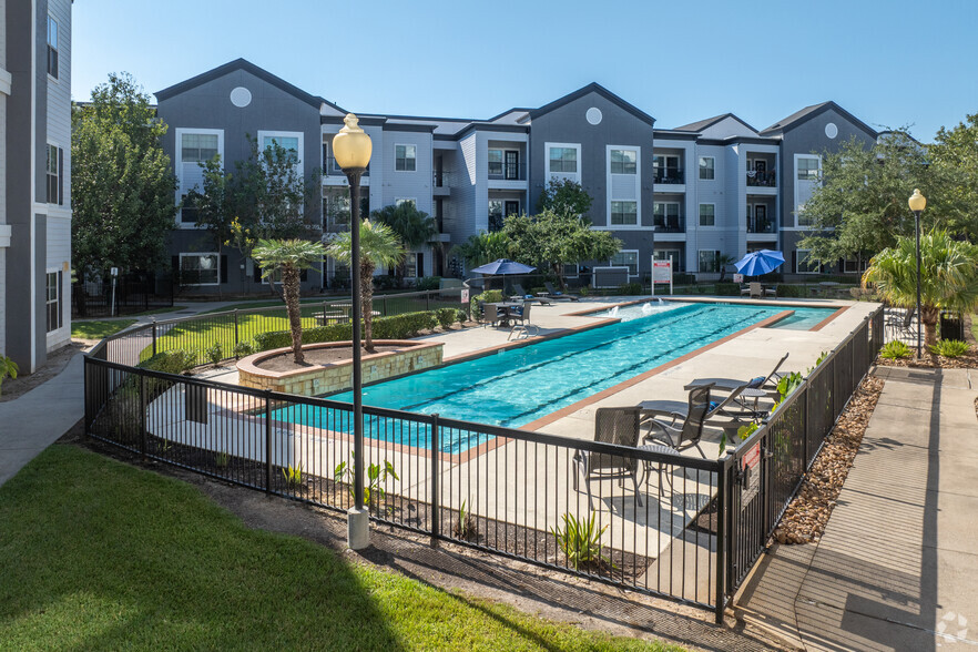 Pool - Mansions at Moses Lake