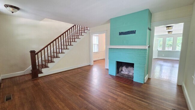 Building Photo - Charming Home in Del Ray