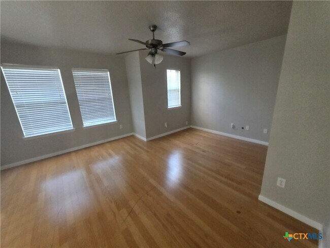 Building Photo - 423 Wrought Iron Dr