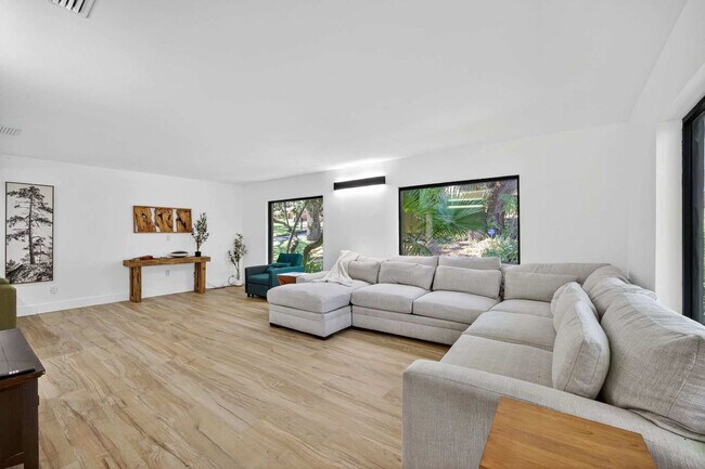 Primary Photo - 511 S Riverhills Dr