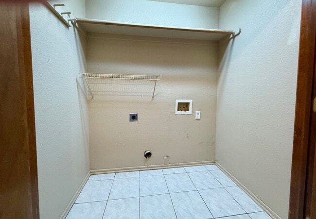 Building Photo - Half duplex in a fantastic location!