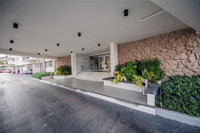 Building Photo - 401 Golden Isles Dr