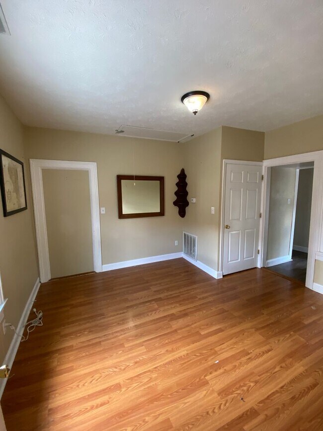 Building Photo - 401 N Augusta St