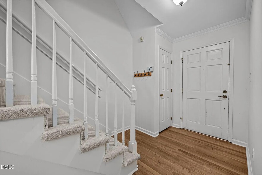 Shared Entry - 1033 Oak Lake Ct