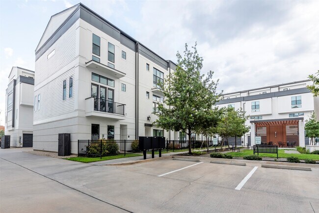 Building Photo - 2928 Lamar St