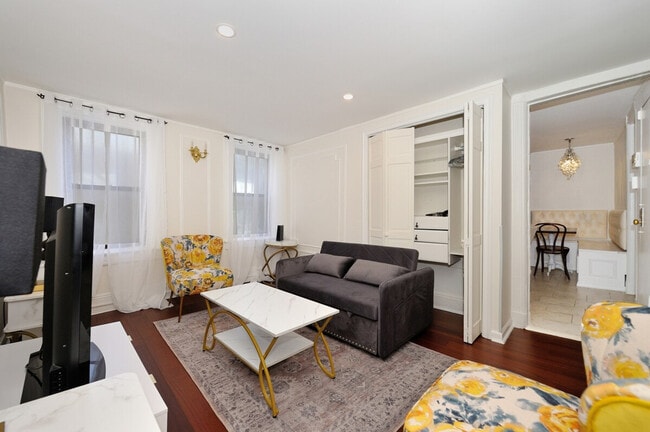 Building Photo - 400 Broome St