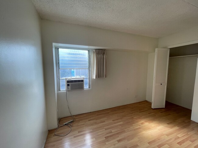 Building Photo - 2 Bedroom 1.5 Bathroom at Keoni Ana Waikik...