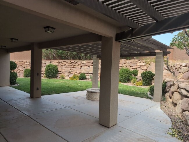 Building Photo - PET FRIENDLY -Spacious 6 Bedroom Home in St. George