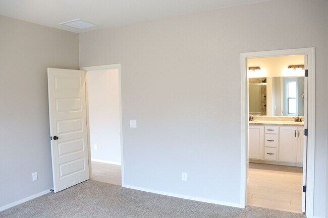 Building Photo - Brand New Home in Holiday