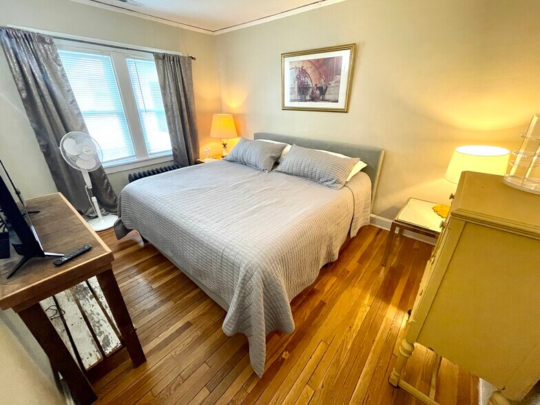Master Bedroom (king) - 5137 Paseo Blvd