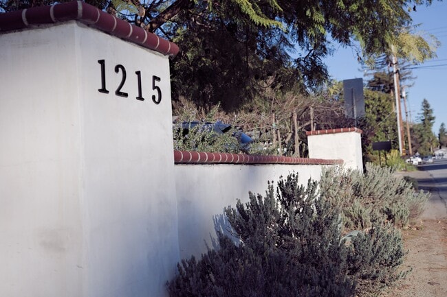 Building Photo - 1215 Altamead Dr